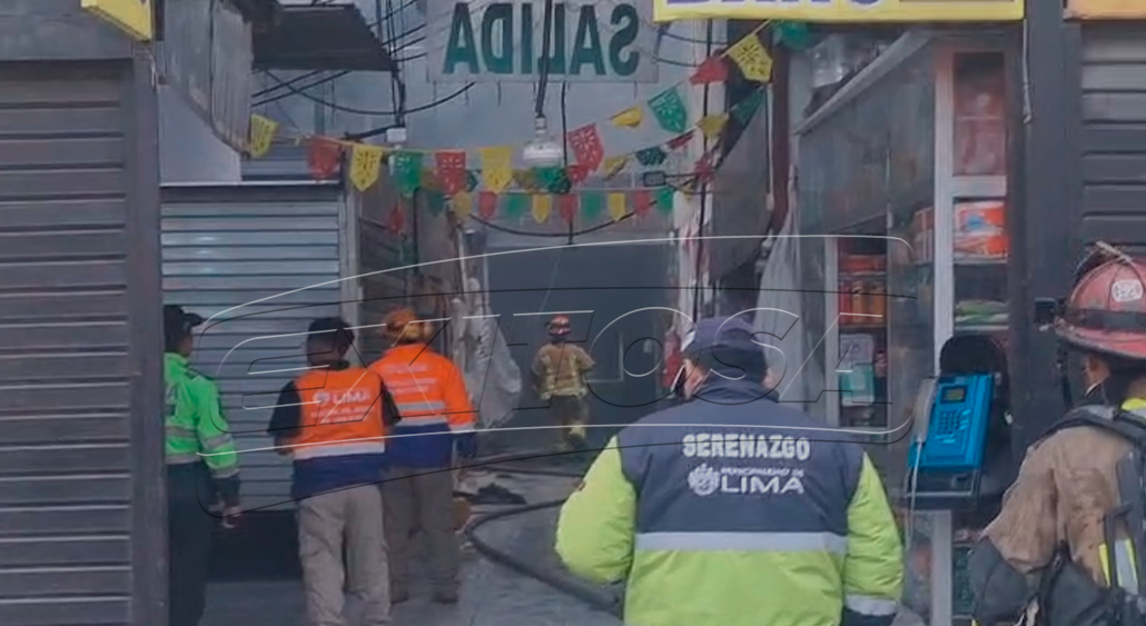 Personal de bomberos trabaja por controlar el incendio en la feria artesanal en la Av. 28 de Julio.