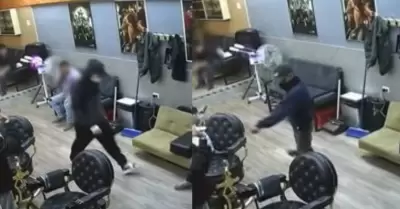 Falsos clientes asaltan barbería en VMT