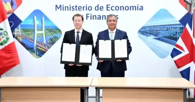 Titular del MEF con el embajador del Reino Unido.