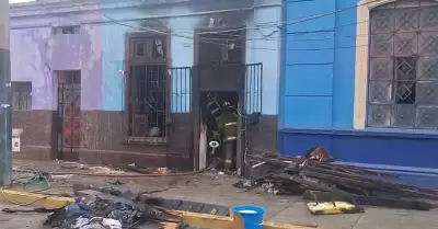 Incendio de grandes proporciones consume vivienda en La Victoria.