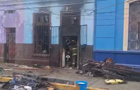 Incendio de grandes proporciones consume vivienda en La Victoria.
