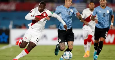 Uruguay y Perú juegan en el Centenario.