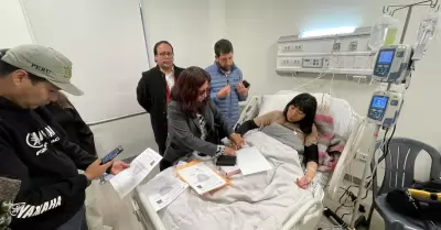 Betssy Chávez firmando su salida del penal.