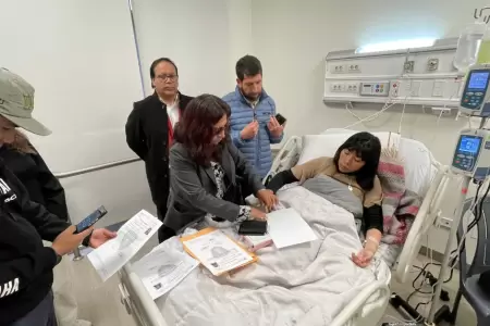 Betssy Chvez firmando su salida del penal.