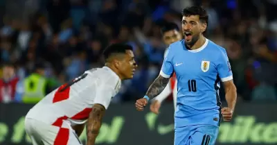 De Arrascaeta celebrando uno de los goles de Uruguay ante Perú.