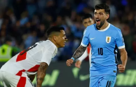 De Arrascaeta celebrando uno de los goles de Uruguay ante Per.