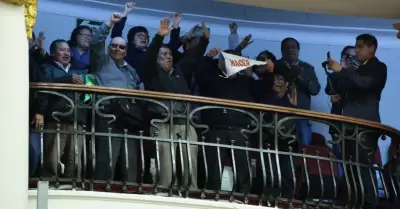 Maestros celebran aprobacin de proyecto de ley en el Congreso.