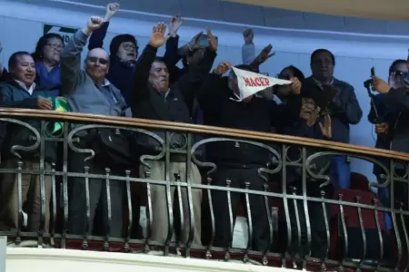 Maestros celebran aprobacin de proyecto de ley en el Congreso.
