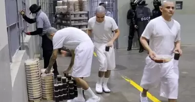 Presos de El Salvador fabrican su propia comida.