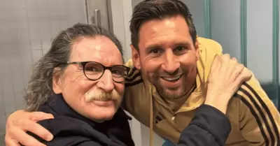 Charly Garca posando sonriente junto a Lionel Messi