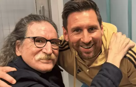 Charly Garca posando sonriente junto a Lionel Messi