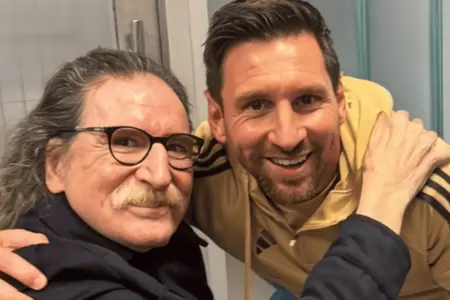 Charly Garca posando sonriente junto a Lionel Messi