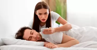 Qué significa revisar el celular de tu pareja.