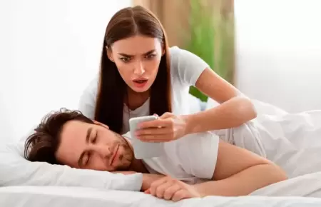 Qu significa revisar el celular de tu pareja.