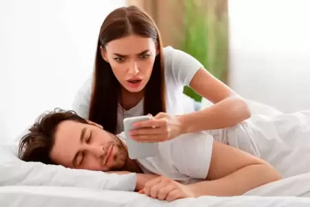 Qu significa revisar el celular de tu pareja.