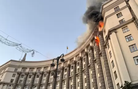 Ataque ruso a Kiev alcanz un edifico del gobierno ucraniano.