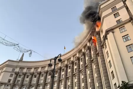 Ataque ruso a Kiev alcanz un edifico del gobierno ucraniano.
