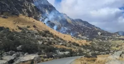 Extinguen incendios forestales en las regiones de Áncash y Cajamarca.