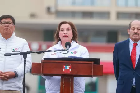 Dina Boluarte durante entrega 1500 fusiles de asalto a la PNP