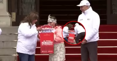 Mujer se desploma tras recibir ttulo de propiedad en manos de Dina Boluarte