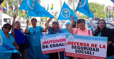 Sindicato de enfermeras de EsSalud entra en huelga indefinida.