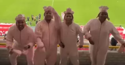 Hinchas disfrazados de chanchitos en el Nacional