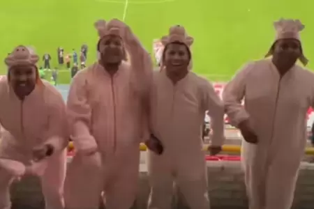Hinchas disfrazados de chanchitos en el Nacional