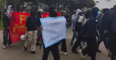 Estudiantes de San Marcos protestan por aumento de costos.