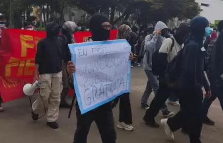 Estudiantes de San Marcos protestan por aumento de costos.