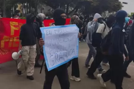 Estudiantes de San Marcos protestan por aumento de costos.
