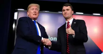 Donald Trump junto a Charlie Kirk.