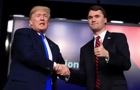 Donald Trump junto a Charlie Kirk.