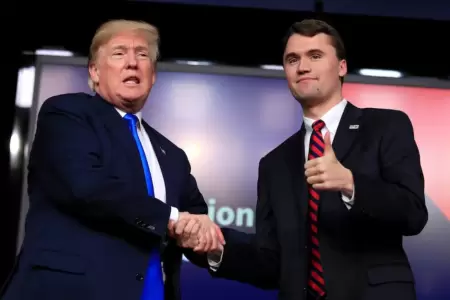 Donald Trump junto a Charlie Kirk.