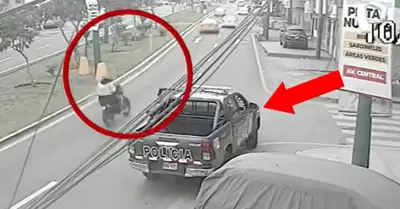 Extorsionadores atacaron local a metros de un patrullero de la PNP.