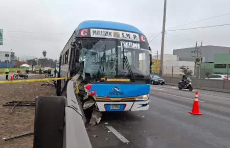 Bus choc contra la valla metlica de la Va de Evitamiento