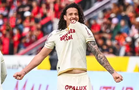 Williams Riveros anot el gol del triunfo para Universitario.