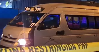 Extorsionadores balean combi en movimiento en Cercado de Lima