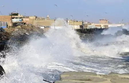 Cierra de 89 puertos martimos por oleajes anmalos en costa peruana