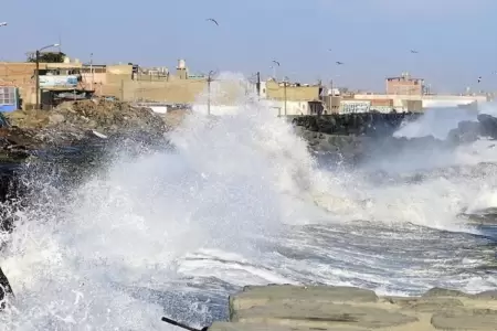 Cierra de 89 puertos martimos por oleajes anmalos en costa peruana