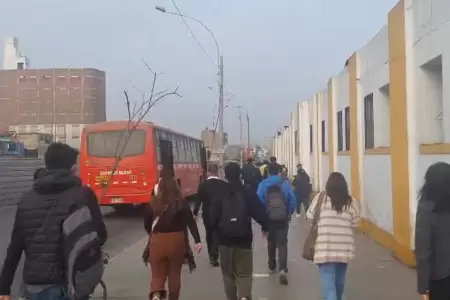 Pasajeros caminan hasta cinco cuadras tras cierre de la avenida Grau.