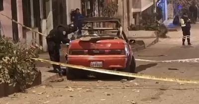 Atacan auto de regidor municipal con explosivo en Carabayllo