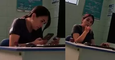 Doctora usa celular mientras atiende.