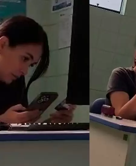 Doctora usa celular mientras atiende.