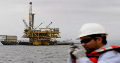 Ejecutivo firma modificacin en contrato para exploracin de petrleo