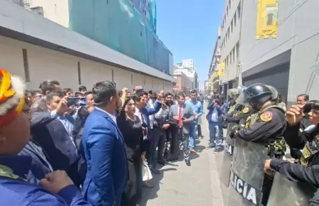 Alcaldes protestan por obras paralizadas
