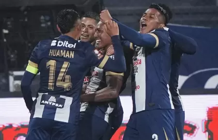 Jugadores de Alianza Lima celebrando el gol de Pedro Aquino.