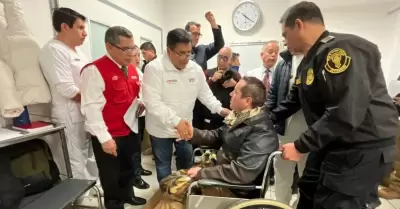 Ministro del Interior visit a policas heridos tras protestas.