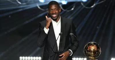 Ousmane Dembl en el estrado tras recibir el Baln de Oro 2025.