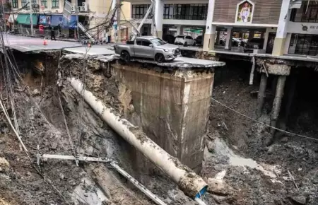 Tailandia: Un gran socavn provoc destrozos frente a hospital en Bangkok