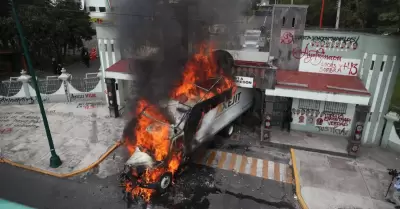 incendian camin en puerta de cuartel en Mxico.